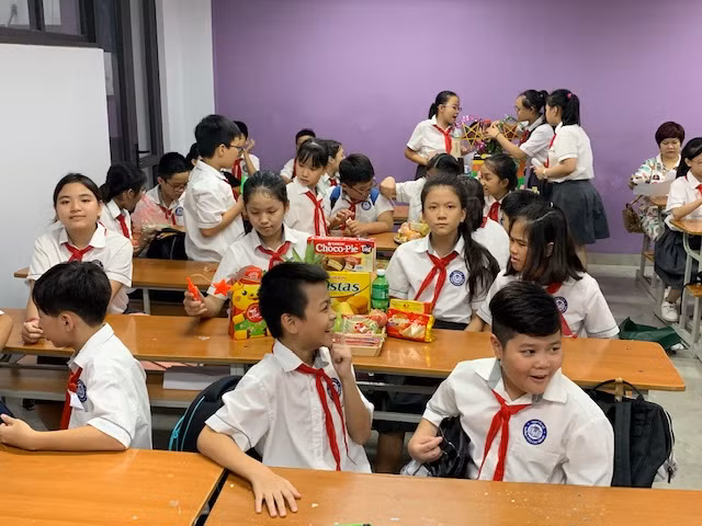 Ở lứa tuổi vị thành niên, cha mẹ thường xuyên quan tâm để sớm phát hiện những dấu hiệu lạ ở con (Ảnh minh họa)