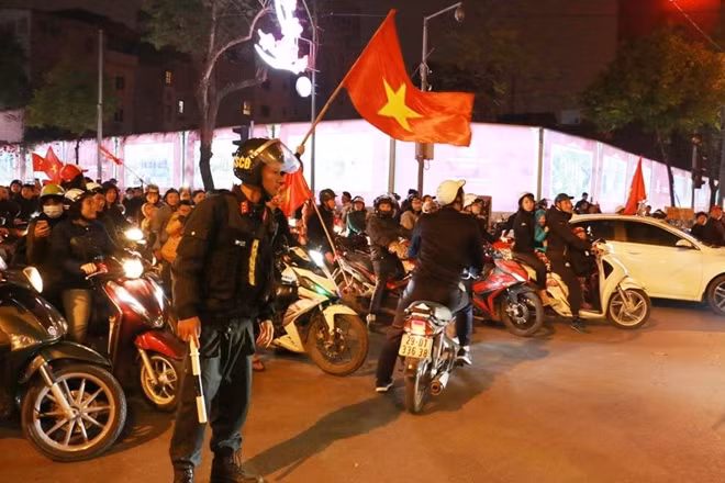 Và để người dân tận an tâm tận hưởng hết một đêm "mất ngủ vì bóng đá" những chiến sĩ công an lại lên đường làm nhiệm vụ.