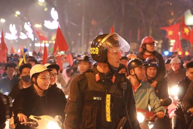 Đêm nay sẽ là một đêm không ngủ của nhiều fan bóng đá Việt Nam nhưng cũng sẽ là một đêm trắng của các chiến sĩ Công an đi làm nhiệm vụ.