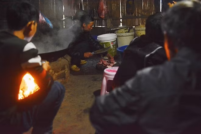 Sau khi được cúng xong, một phần thịt chế biến đãi cỗ, một phần thịt để chia cho khách.