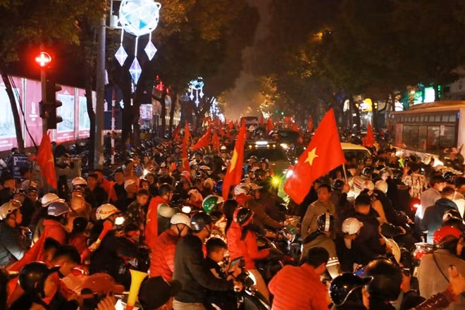 Biển người mỗi lúc một đông thêm bất kể đêm đã khuya