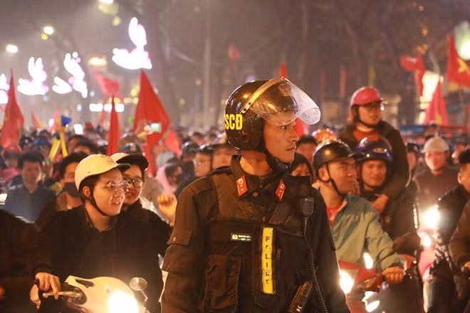 Các anh cũng như bao người khác chắc hẳn rất vui sướng vì những gì mà đội tuyển Việt Nam đã làm được trong tối nay nhưng nhiệm vụ và trách nhiệm là thứ khiến họ không thể rời vị trí.
