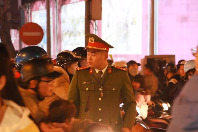 Một đêm nữa, nhưng bao đêm khác các anh lại ra đường làm nhiệm vụ bên cạnh anh những người khác đang tận hưởng niềm vui sướng, sự hạnh phúc...