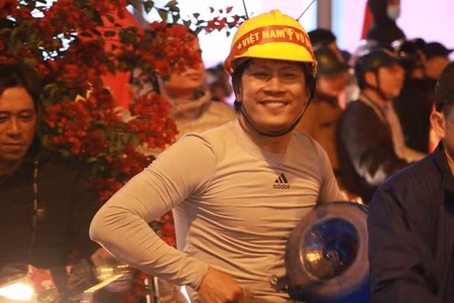 Niềm hạnh phúc ngây ngất xuất hiện trên mọi gương mặt các CĐV đi bão đêm nay.