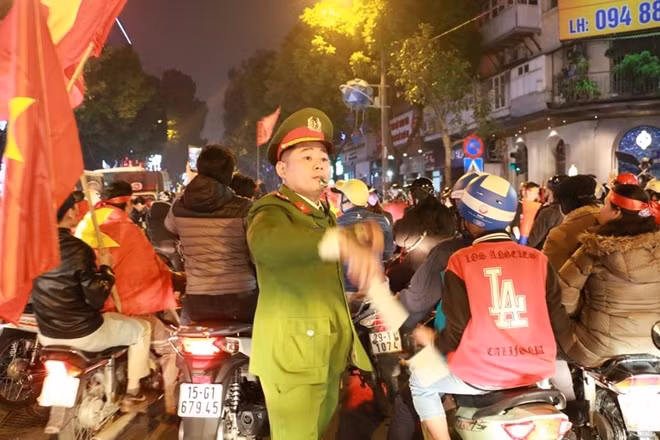 Luôn có bóng dáng của lực lượng Công an tại những địa điểm tập trung đông người hâm mộ.