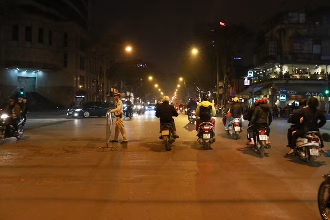 Lặng lẽ âm thầm giữa dòng người tấp nập...