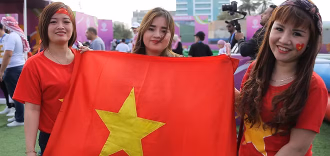 CĐV Việt Nam đến sân trực tiếp cổ vũ cho thầy trò HLV Park Hang Seo. Ảnh: AFC.