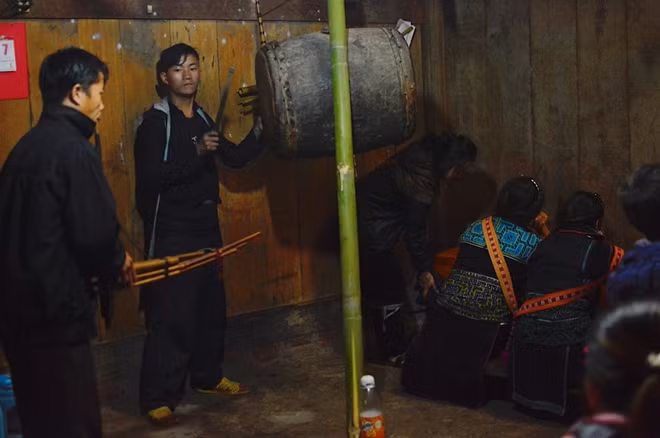 Tại đây, trai bản thay nhau thổi khèn, đánh trống những điệu nhạc truyền thống .