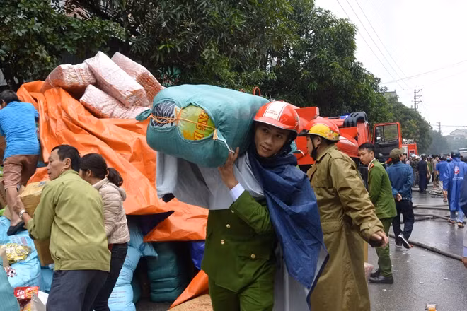Cán bộ, chiến sỹ Công an tỉnh Nghệ An giúp dân khắc phục hậu quả mưa lũ.