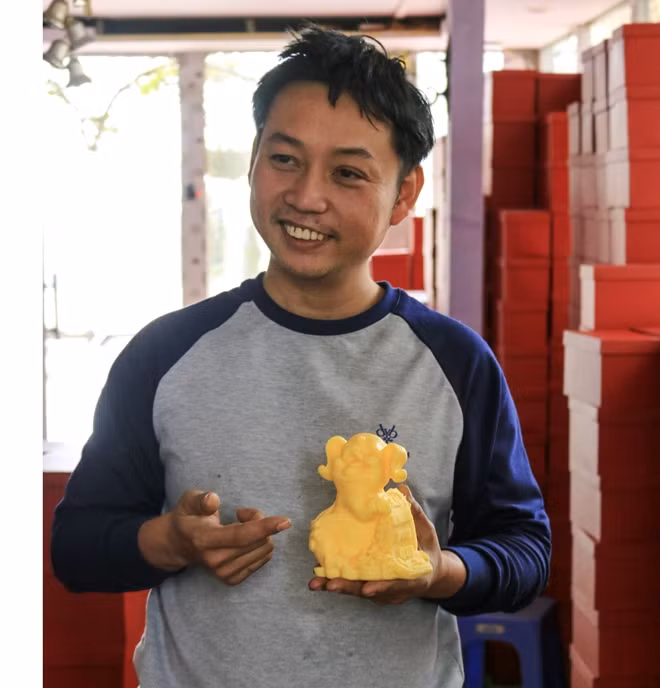Nắm bắt nhu cầu đó, anh Dương Hoàng Thông (Gia Lâm, Hà Nội ) đã cho ra đời những sản phẩm nến vô cùng lạ mắt và mang giá trị thẩm mỹ. Không chỉ đơn thuần là nến thông thường, anh còn sáng tạo thêm dòng nến tâm linh mang ý nghĩa phong thủy.