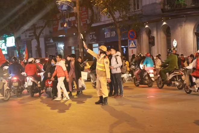 ... các anh thức cho dân ngủ, gác cho dân vui chơi.