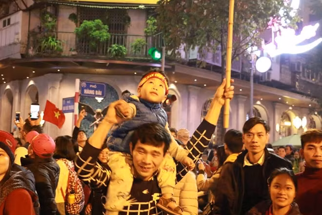 Hai cha con cùng "đi bão" sau kỳ tích của đoàn quân HLV Park Hang Seo.