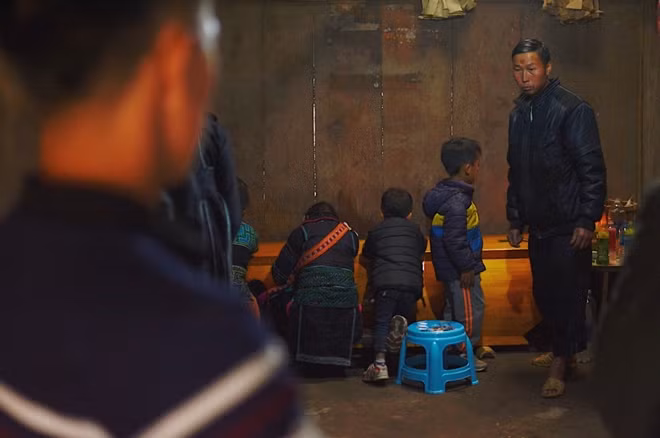 Được vận động, dân tộc Mông đã phá bỏ tục “treo người chết giữa nhà” trong đám tang