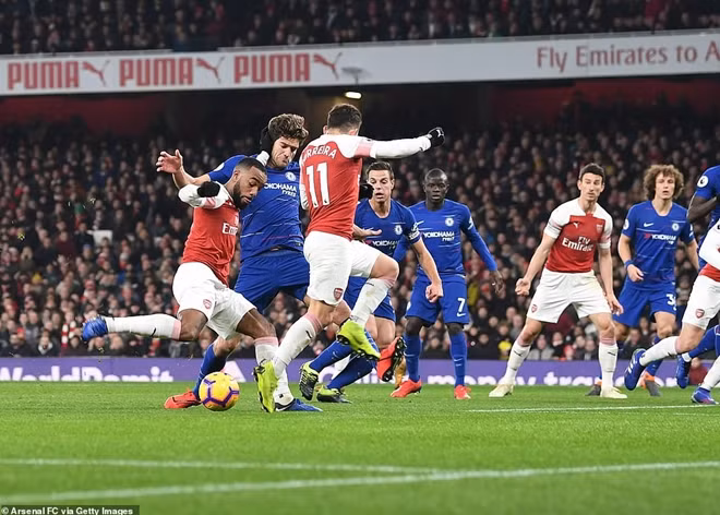 Lacazette ghi bàn mở tỷ số.