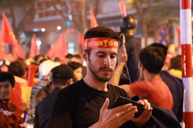 Các vị khách nước ngoài cũng hòa mình vào không khí tưng bừng của người Việt Nam.