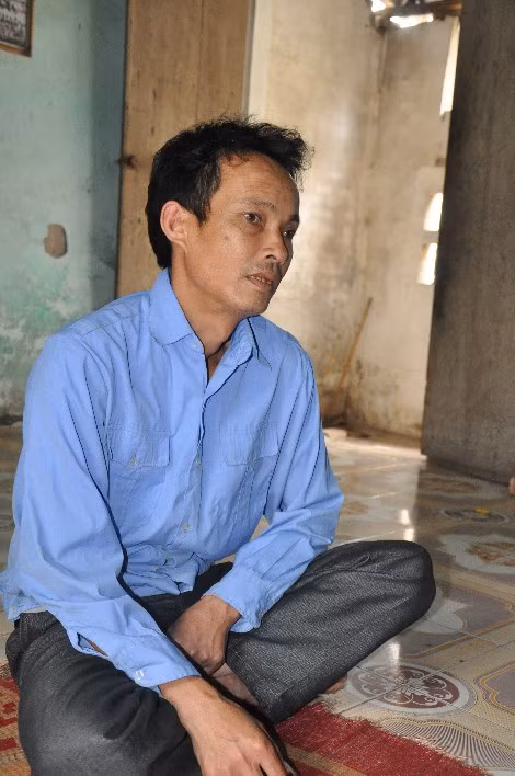Anh Dị có hai con nhỏ nên vô cùng lo lắng vì nước cống dâng lên tại con ngõ nhà mình. Anh Dị có hai con nhỏ nên vô cùng lo lắng vì nước cống dâng lên tại con ngõ nhà mình.