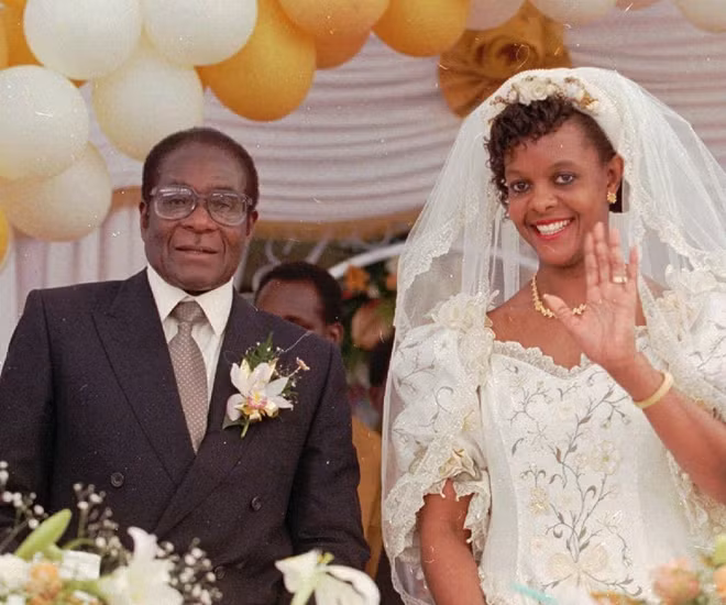 Ông Robert Mugabe và bà Grace Marufu làm lễ cưới tháng 8-1996. Khi đất nước rơi vào đói nghèo, ông Mugabe và vợ phải đối mặt với những chỉ trích vì lối sống xa hoa.