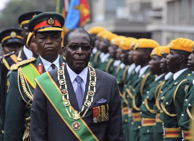 Tổng thống Mugabe duyệt đội cận vệ trong lễ khai mạc kỳ họp thứ 2 Quốc hội khóa 7 ở Thủ đô Harare, ngày 6-10-2009.