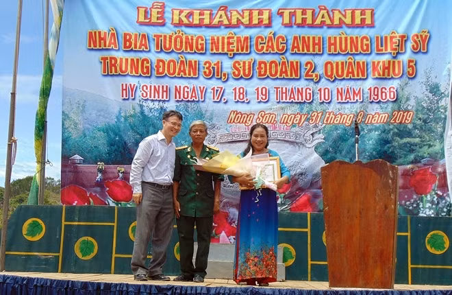 Lãnh đạo Hội Cựu chiến binh huyện Nông Sơn, tỉnh Quảng Nam tặng giấy khen cho bà Nguyễn Thị Bích vì thành tích xuất sắc trong phong trào đền ơn đáp nghĩa.