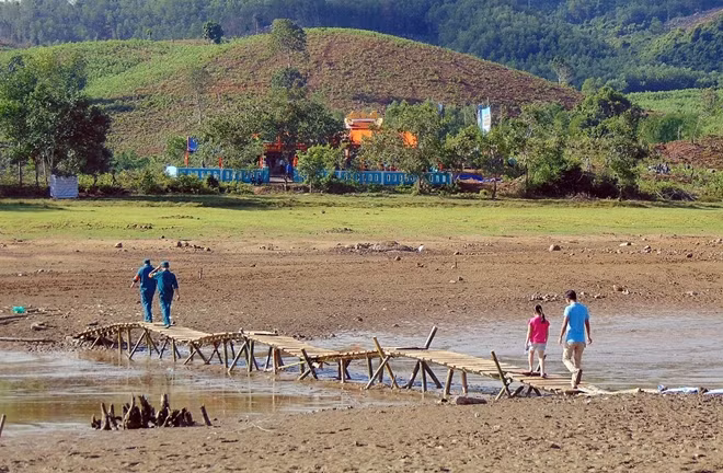 Các đại biểu và người dân vào dự lễ khánh thành Nhà bia tưởng niệm tại Hóc Thượng.