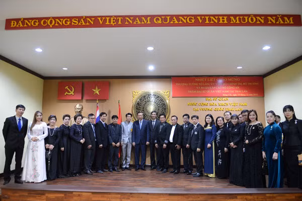 Bộ trưởng Tô Lâm thăm và nói chuyện với cán bộ, nhân viên Đại sứ quán Việt Nam tại Thái Lan và đông đảo kiểu bào đang sinh sống, học tập và làm ăn tại Thái Lan