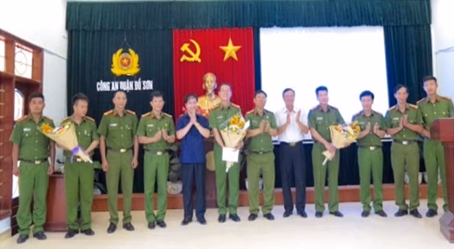 Khen thưởng CBCS ban chuyên án.
