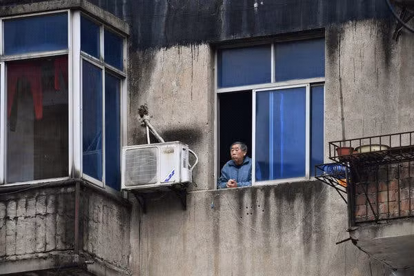 Một người dân ở Vũ Hán, Trung Quốc, cách ly tại nhà.