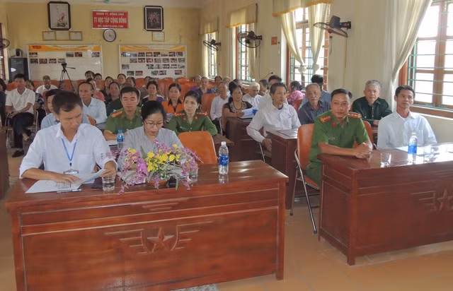 Nhân dân thị trấn Đồng Văn (Duy Tiên) tham gia buổi tuyên truyền.