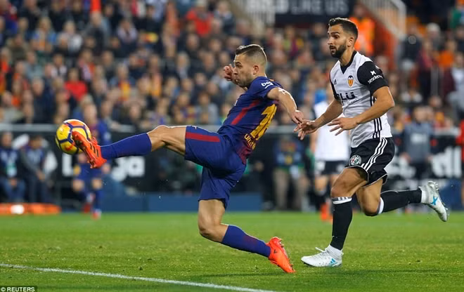 Jordi Alba với bàn thắng gỡ hòa. Ảnh: Reuters.