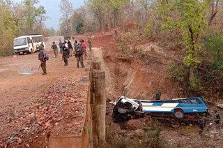 Hôm 23-3, 5 nhân viên an ninh Ấn Độ bị sát hại trong một vụ đánh bom xe buýt ở huyện Narayanpur, bang Chhattisgarh. ảnh: AP.