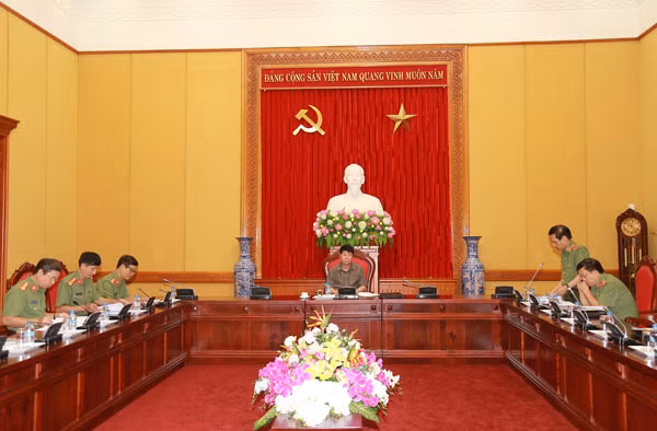 Trung tướng Trần Minh Thư, Viện trưởng Viện Chiến lược và Khoa học Công báo cáo tóm tắt tiến độ triển khai thực hiện đề tài.