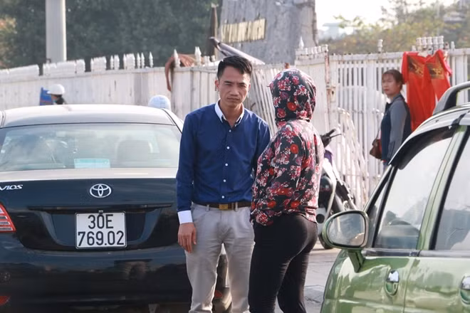 Vắng bóng lực lượng công an nên các phe vé càng được dịp hoạt động công khai.