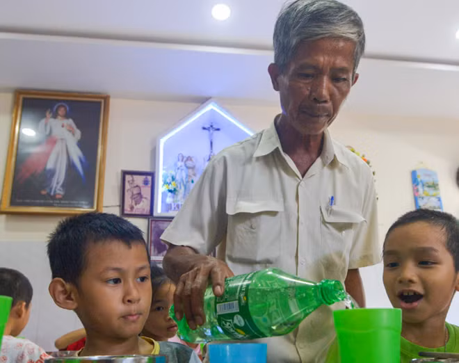 Những đứa trẻ được ông nuôi đều gọi "ba Phúc" đầy yêu thương.