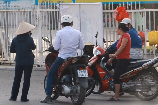 Có rất nhiều người tập trung ngoài sân và luôn miệng chào mời mua vé xem trận đấu ngày mai với bất kỳ ai có nhu cầu.
