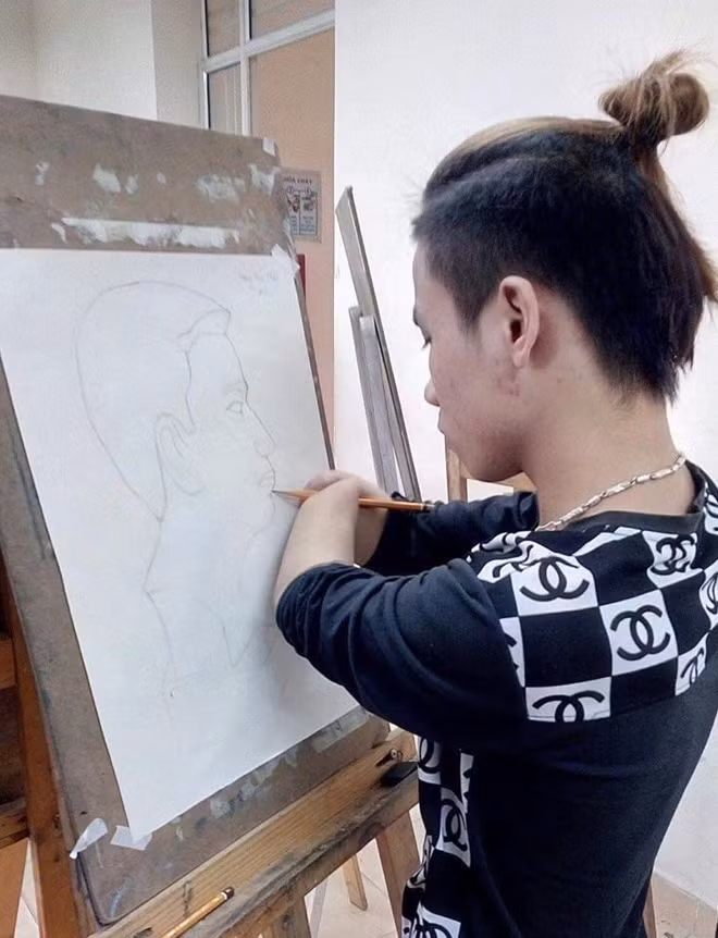 Dù không còn đôi bàn tay nhưng Phúc luôn nỗ lực học tập như những sinh viên khác.