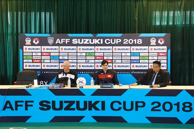 HLV Sven-Goran Eriksson và đội trưởng đội tuyển Philippines trong buổi họp báo tại Hà Nội.