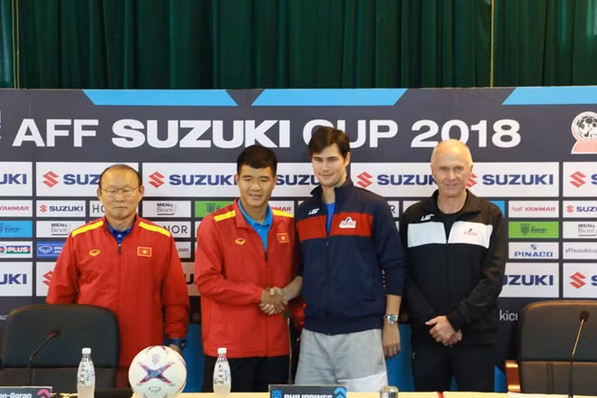 Phil Younghusband bắt tay Hà Đức Chinh trong cuộc họp báo sáng nay. Ảnh: T.Ngọc