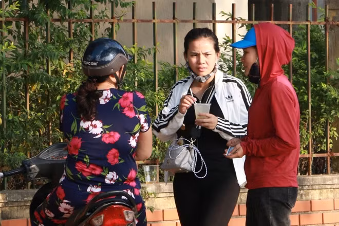 Theo ghi nhận của phóng viên, các phe vé có lúc hoạt động đơn lẻ...