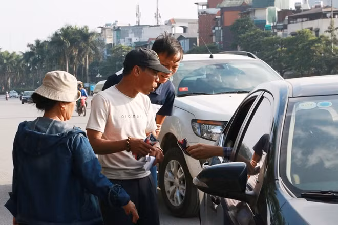 Giá vé được “thổi” lên cao gấp khoảng 6 lần giá trị thực của vé. Một cặp vé hạng A và mời chào giá hơn 6 triệu đồng. Các khán đài như C, D với giá có vẻ dễ chịu hơn với khoảng từ 2 - 4 triệu đồng.