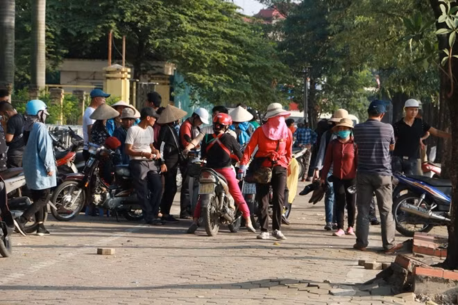 Chiều ngày 5-12, trên phần vỉa hè ngay trước cổng trụ sở VFF, những phe vé hoạt động công khai.