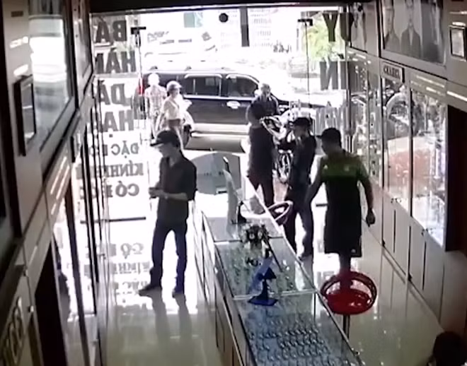 Các đối tượng đến đe dọa nhà một con nợ.