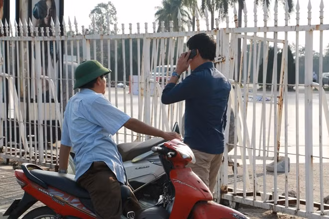 Không biết những phe vé này nắm giữ bao nhiêu vé trong trận đấu tới nhưng hầu như không có người mua nào không thể mua vé từ họ chỉ cần chấp nhận mức giá "bị hét lên mức trên trời" nói trên.