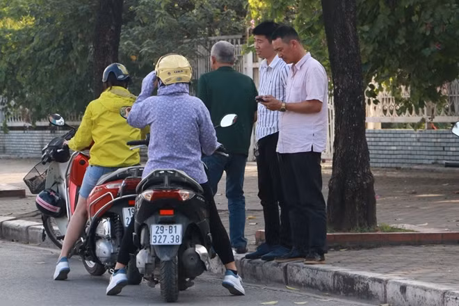 Tuy giá vé được đẩy lên cao nhưng không ít người hâm mộ vẫn tới mua vé chợ đen với hy vọng được ra sân để trực tiếp cổ vũ cho đội tuyển Việt Nam gặp Philippines tại trận bán kết lượt về AFF Cup 2018.