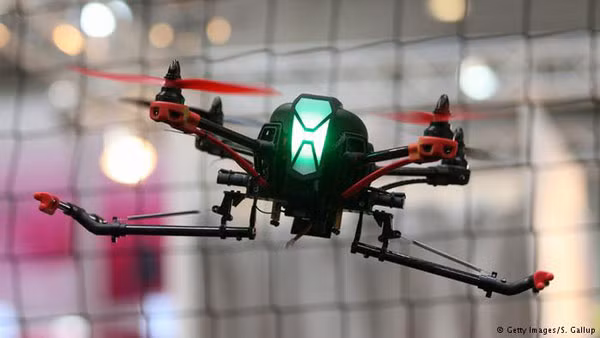 Thực tế cho thấy, các băng nhóm tội phạm đã sử dụng UAVs để đưa điện thoại di động, ma túy và vũ khí vào nhà tù.