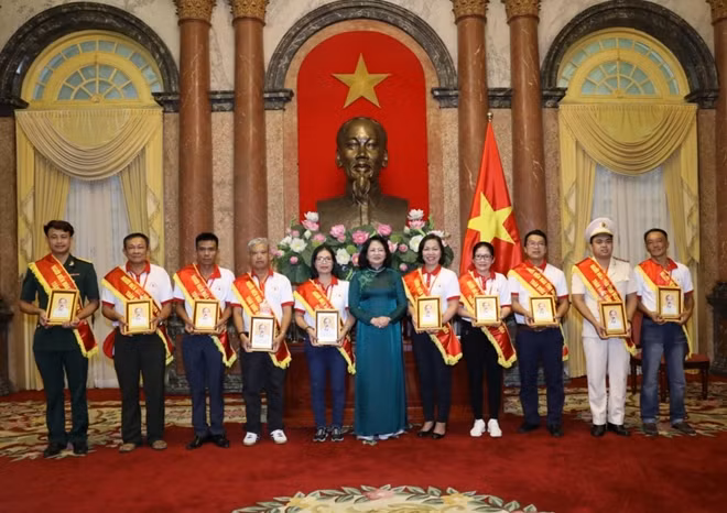 Tôn vinh 100 người hiến máu tiêu biểu toàn quốc lần thứ XIV tổ chức ngày 11-6-2020 tại Hà Nội.