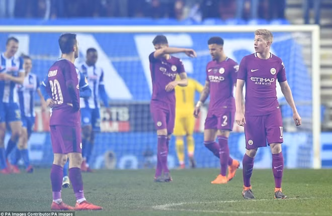 ManCity đã vỡ mộng ăn bốn. Ảnh: PA.