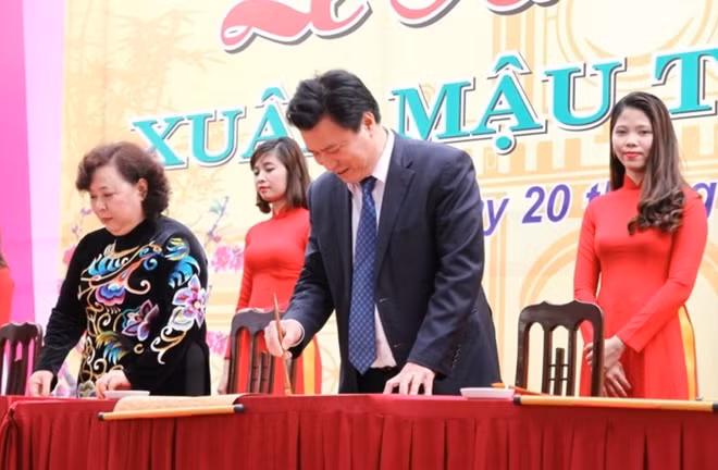 Thứ trưởng Bộ GD&ĐT Nguyễn Hữu Độ cùng lãnh đạo TP.Hà Nội và các đại biểu viết chữ tại Lễ khai bút.