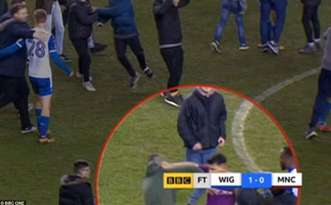 Hình ảnh không đáng có trong trận đấu giữa ManCity và Wigan. Ảnh: BBC.