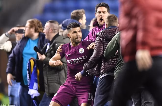 Aguero dường như cũng không giữ được sự bình tĩnh. Ảnh: Getty Image.