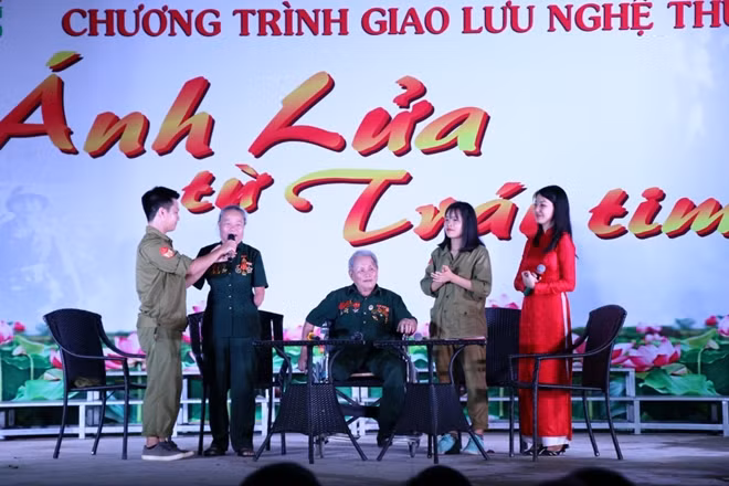 Thương binh Trần Thị Hồng, dù đã mất hai đôi tay vẫn nhiệt tình thể hiện ca khúc “Giữa Mạc Tư Khoa nghe câu hò ví dặm”.